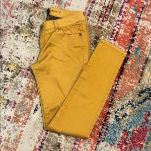 Super cute mustard yellow skinny jeans.